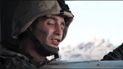 Szene aus "Generation Kill", der HBO-Adaption des gleichnamigen Buchs von Evan Wright: Cpl. Ray Person weiht den eingebetteten Reporter gerade in die militärische Logik ein, dass die Marines in einen Hinterhalt reinfahren werden, weil der Gegner sie mit dem Hinterhalt zum Umfahren zwingen will.